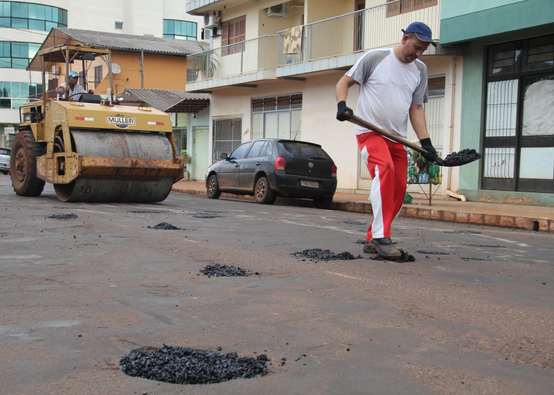 SECRETARIA DE OBRAS REALIZA OPERAÇÃO TAPA-BURACOS